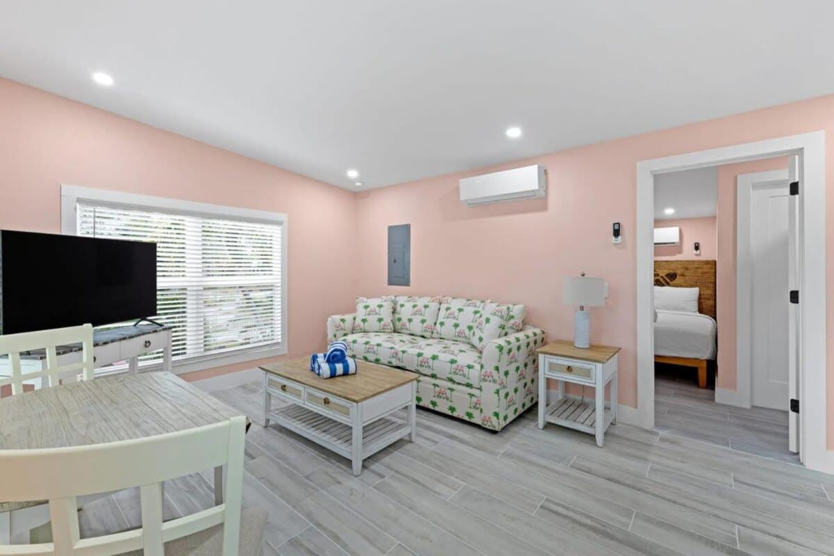 Charming Suite With Balcony And Bikes In Historic Sandpiper Inn ซานิเบล ภายนอก รูปภาพ