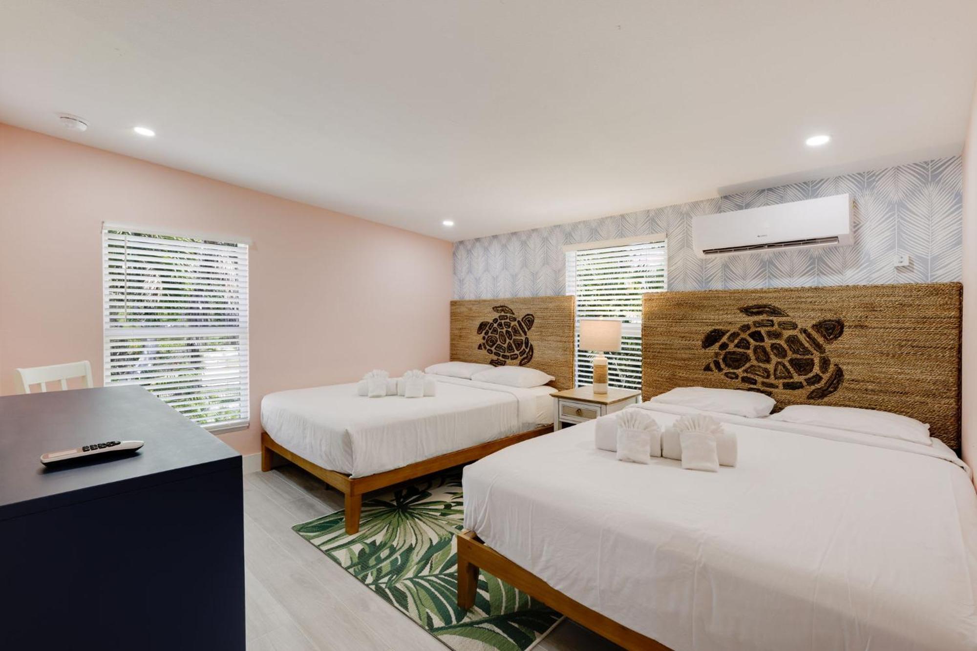 Charming Suite With Balcony And Bikes In Historic Sandpiper Inn ซานิเบล ภายนอก รูปภาพ